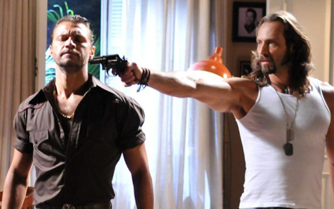 Vitor Hugo (Picasso) e Fernando Pavão (Carlão) em cena da novela Pecado Mortal, da Record  - Reprodução/TV Globo