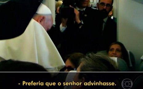 Globo erra legenda de conversa do Papa Francisco com a repórter Ilze Scamparini, neste sábado (24) - Reprodução/TV Globo