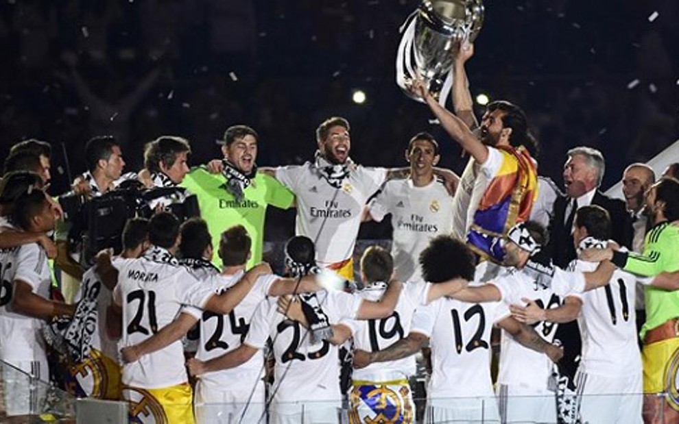 Jogadores do Real Madrid levantam taça da Liga dos Campeões da Europa, no último sábado (24) - Divulgação/UEFA