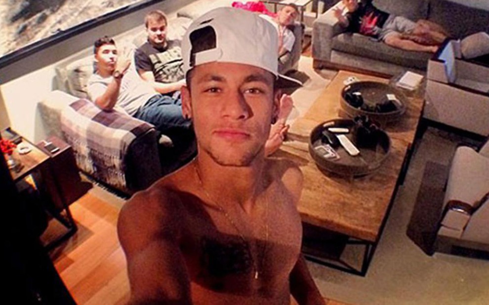 Casa de Neymar em Barcelona tem sala equipada com tela gigante para craque jogar videogame - Reprodução/Instagram