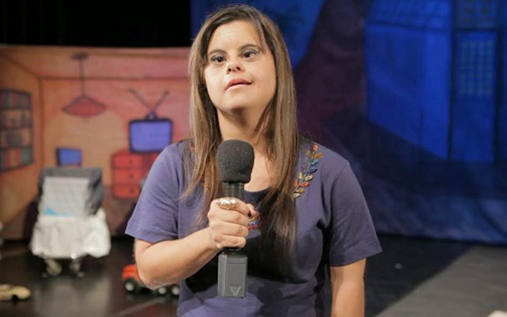 Fernanda Honorato, primeira repórter com Síndrome de Down, em gravação para o Programa Especial - Divulgação/TV Brasil