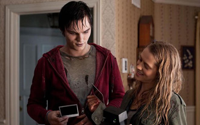 Nicholas Hoult (zumbi R) e Teresa Palmer (Julie) em cena do longa Meu Namorado é um Zumbi - Reprodução