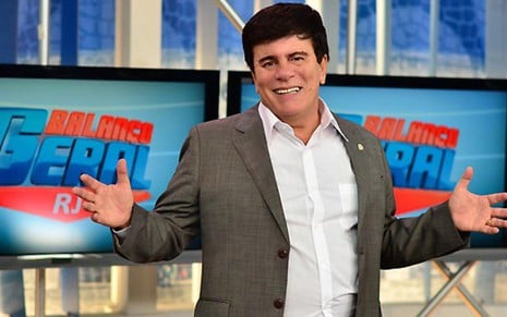 O apresentador Wagner Montes no cenário do Balanço Geral RJ; jornalístico derrotou o SBT em maio - Divulgação/TV Record