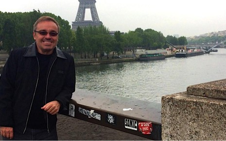 O apresentador Gugu Liberato posa para foto sobre o rio Sena, em Paris, durante viagem à França - ACERVO PESSOAL