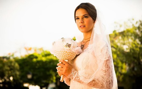 Helena (Bruna Marquezine) com vestido usado no casamento com Laerte, na segunda fase de Em Família - Divulgação/TV Globo