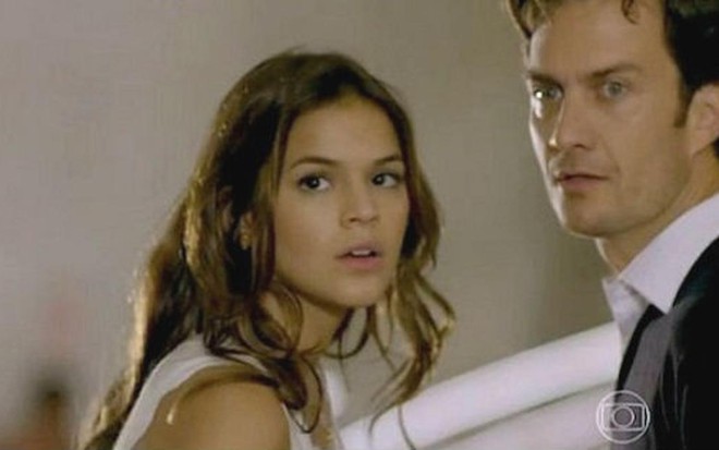 Bruna Marquezine (Luiza) e Gabriel Braga Nunes (Laerte) em cena da novela Em Família, da Globo  - Reprodução/TV Globo