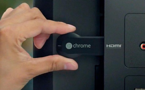 Conectado a uma entrada HDMI, o Chromecast permite acessar conteúdos da internet pela TV  - Divulgação