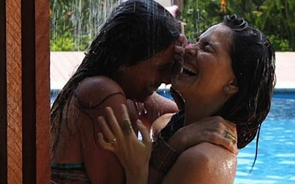 Giovanna Antonelli e Tainá Müller em cena de Em Família em que personagens brincam na piscina - Reprodução/TV Globo