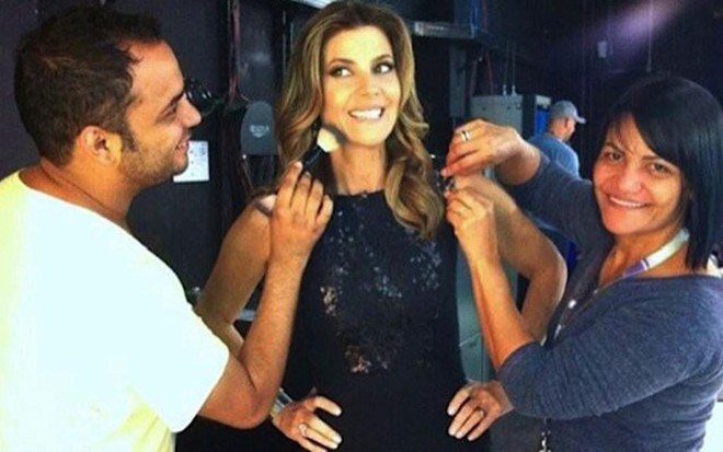A apresentadora Fabiana Scaranzi é maquiada na Record, em foto publicada no Facebook por maquiador - Reprodução/Facebook