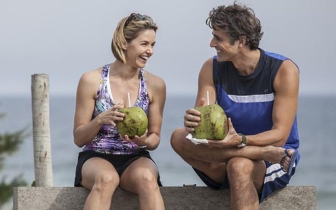 Bianca Rinaldi (Silvia) e Reynaldo Gianecchini (Cadu) em cena de Em Família, da Globo  - Reprodução/TV Globo