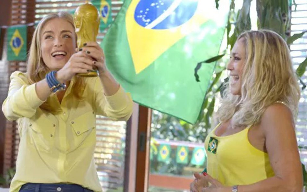 Angélica ergue cópia de taça da Copa do Mundo ao lado de Susana vieira no Estrelas, da Globo - Reprodução/TV Globo