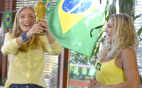 Angélica ergue cópia de taça da Copa do Mundo ao lado de Susana vieira no Estrelas, da Globo - Reprodução/TV Globo