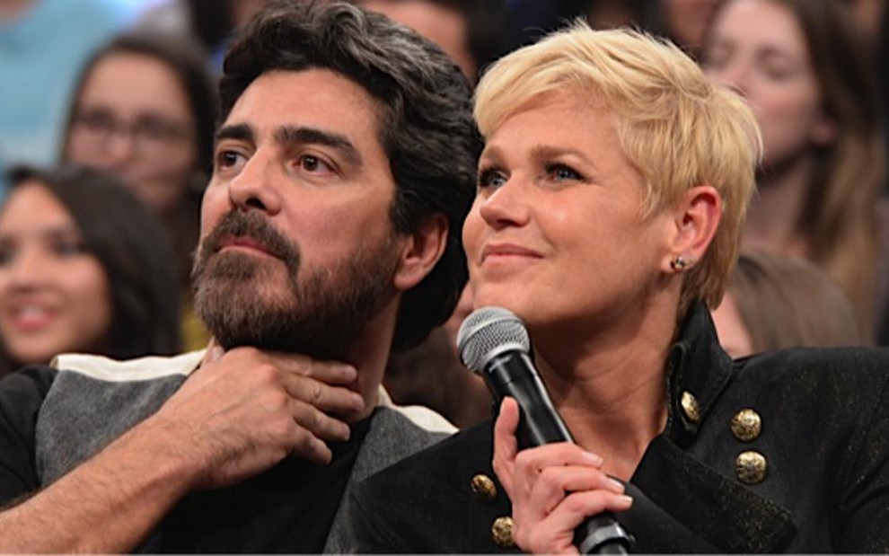 A apresentadora Xuxa Meneghel e o namorado, Junno Andrade, no Altas Horas do último sábado - Zé Paulo Cardeal/TV Globo