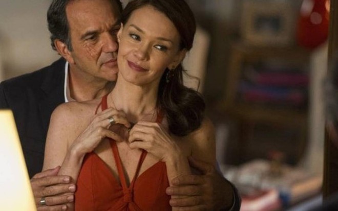 Humberto Martins (Virgílio) e Julia Lemmertz (Helena) em cena da novela Em Família, da Globo - Reprodução/TV Globo