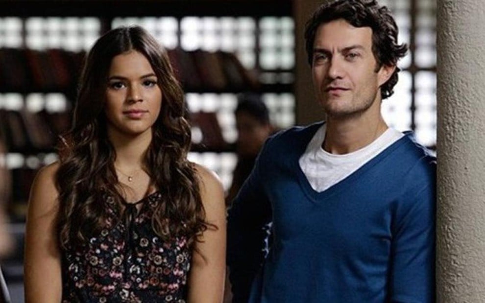 Bruna Marquezine (Luiza) e Gabriel Braga Nunes (Laerte) em cena da novela Em Família, da Globo  - Reprodução/TV Globo