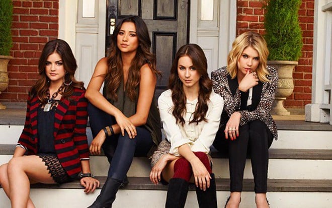 Atrizes Lucy Hale, Shay Mitchell, Troian Bellisario e Ashley Benson contracenam em Pretty Little Liars - 