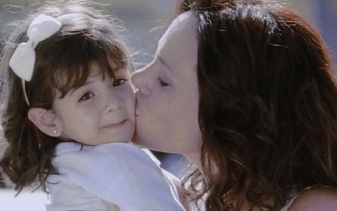 A atriz mirim Bruna Faria (Bia) com Vanessa Gerbelli (Juliana) na novela Em Família, da Globo - Reprodução/TV Globo