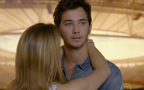 Bianca Salgueiro e Gabriel Falcão se beijam cem cena final de Malhação, novela teen da Globo - Reprodução/TV Globo