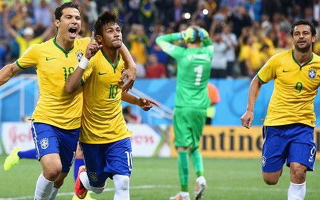 Hernanes e Neymar comemoram segundo gol do Brasil contra a Croácia, na abertura da Copa do Mundo - Divulgação/Fifa