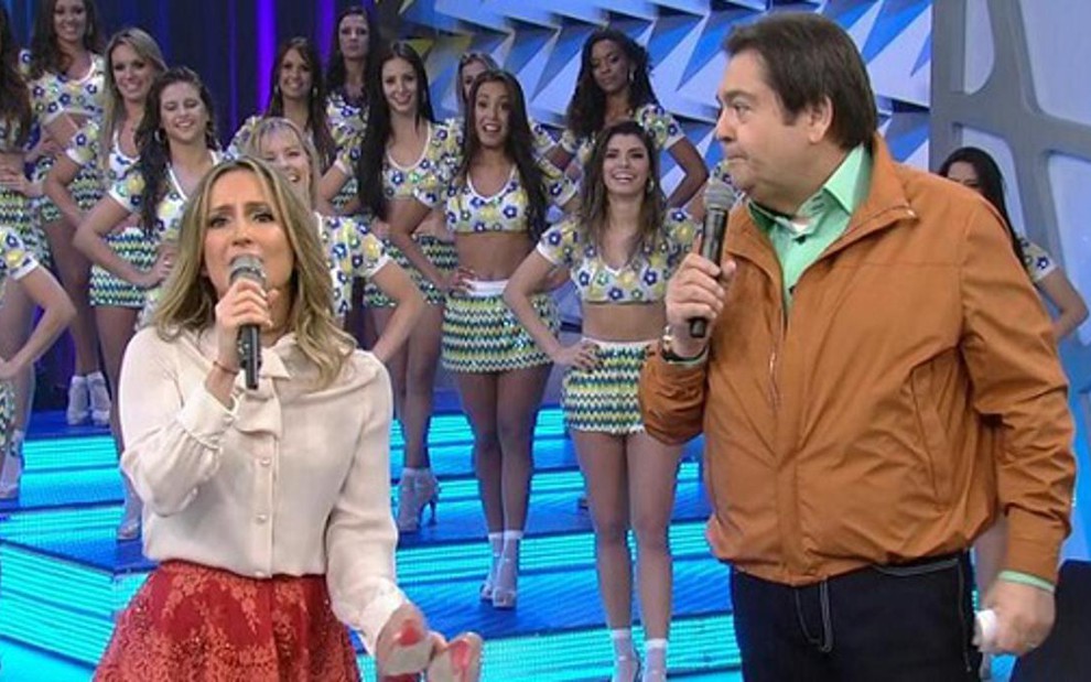 A cantora Claudia Leitte e o apresentador Fausto Silva em seu programa na Globo, neste domingo (15) - Reprodução/TV Globo