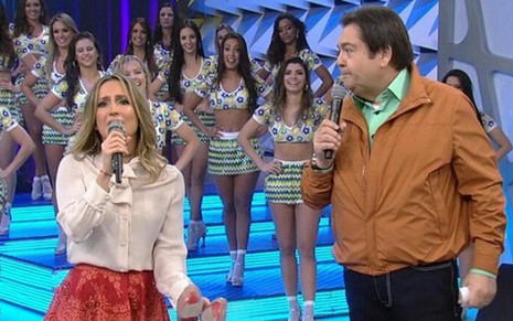 A cantora Claudia Leitte e o apresentador Fausto Silva em seu programa na Globo, neste domingo (15) - Reprodução/TV Globo