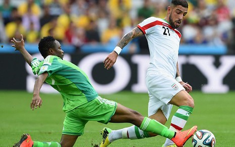 Ahmed Musa, da Nigéria, tenta roubar bola de Ashkan Dejagah, do Irã, no empate sem gols em Curitiba - Divulgação/Fifa