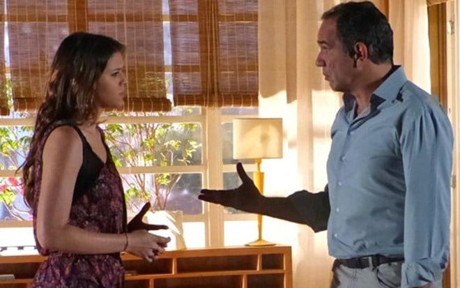 Bruna Marquezine (Luiza) e Humberto Martins (Virgílio) em cena de Em Família, da Globo - Reprodução/TV Globo