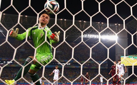 O goleiro Igor Akinfeev, da Rússia, deixa bola escapar em jogo contra Coreia do Sul, nesta terça (17) - Divulgação/Fifa