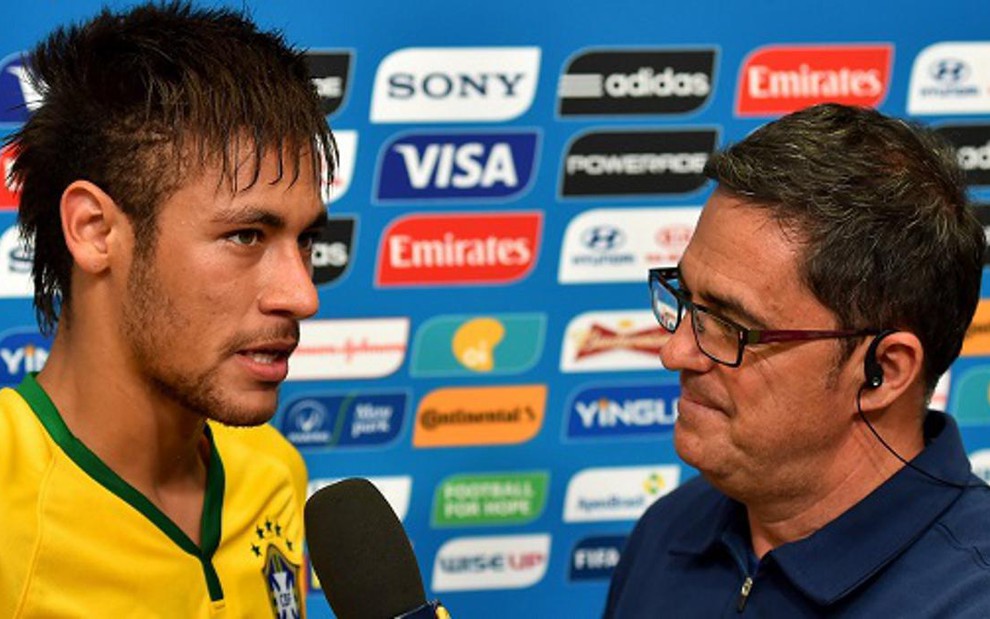 O jogador Neymar dá entrevista ao repórter Fernando Fernandes após Brasil e Croácia, no dia 12 - Divulgação/Fifa