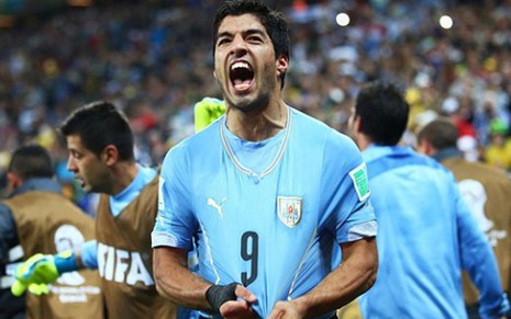 O atacante uruguaio Luis Suarez comemora gol na vitória sobre a Inglaterra - Divulgação/Fifa