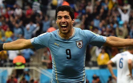 O uruguaio Suárez comemora gol contra a Inglaterra, nesta quinta-feira (19), pela Copa do Mundo - Divulgação/Fifa