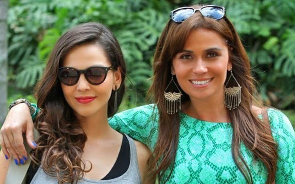 Tainá Müller (Marina) e Giovanna Antonelli (Clara) posam nos bastidores de Em Família, da Globo - Divulgação/TV Globo