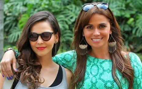 Tainá Müller (Marina) e Giovanna Antonelli (Clara) posam nos bastidores de Em Família, da Globo - Divulgação/TV Globo