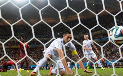 O norte-americano Clint Dempsey marca o segundo gol dos Estados Unidos, que não teve a torcida de Datena - Divulgação/Fifa
