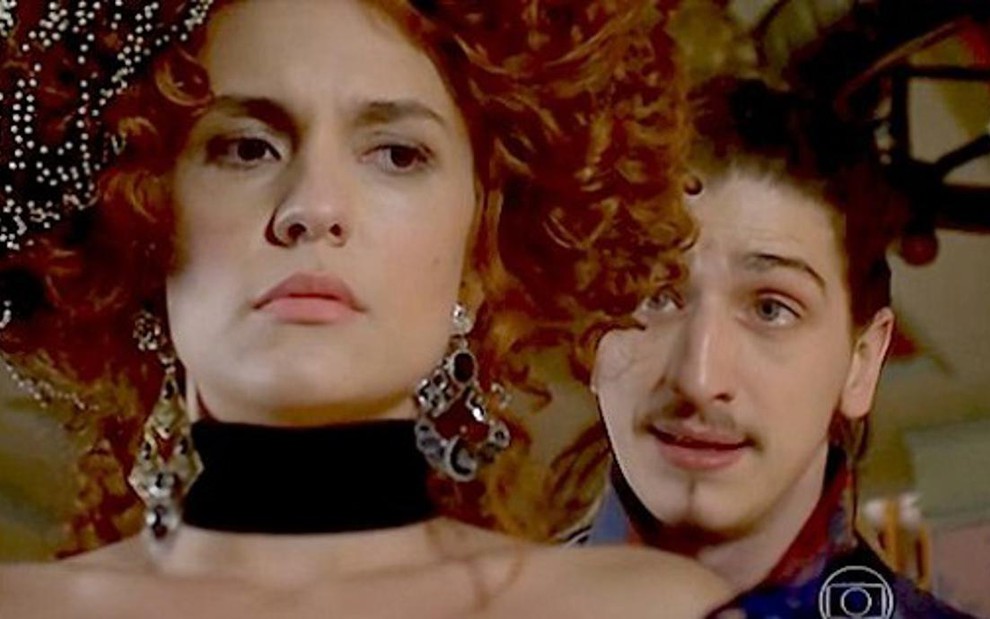 Paula Barbosa (Gina) e Johnny Massaro (Ferdinando) em cena de Meu Pedacinho de Chão, da Globo - Reprodução/TV Globo