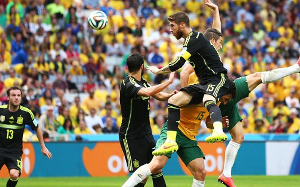 Jogadores de Espanha (de preto) e Austrália disputam bola em lance da partida disputada em Curitiba - Divulgação/Fifa