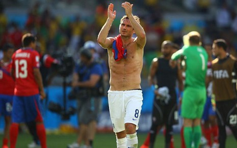 O inglês Frank Lampard cumprimenta torcedores ao final do empate com a Costa Rica: Copa acabou - Divulgação/Fifa