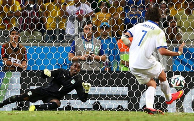 O jogador Giorgos Samaras cobra pênalti para a Grécia que Globo e Band não puderam mostrar - Divulgação/Fifa