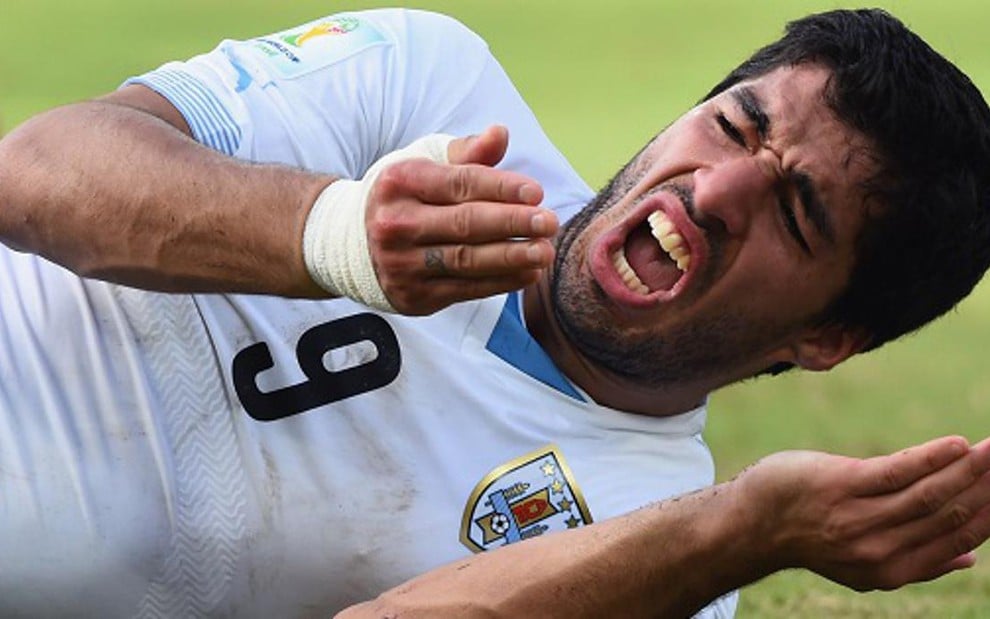 O uruguaio Luis Suarez reage a dor no dente após morder jogador italiano em jogo da Copa do Mundo - Divulgação/Fifa