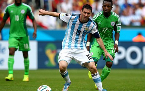 Lionel Messi domina bola na vitória da Argentina sobre a Nigéria, nesta quarta (25), em Porto Alegre - Divulgação/Fifa
