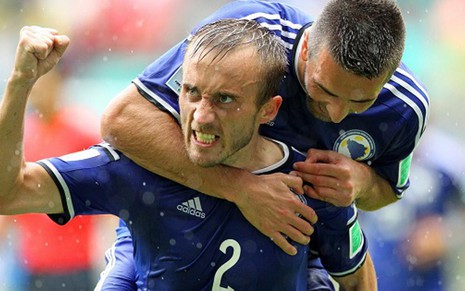 Avdija Vrsajevic, meio-campo de Bósnia e Herzegovina, celebra gol contra o Irã na Arena Fonte Nova - Divulgação/Fifa