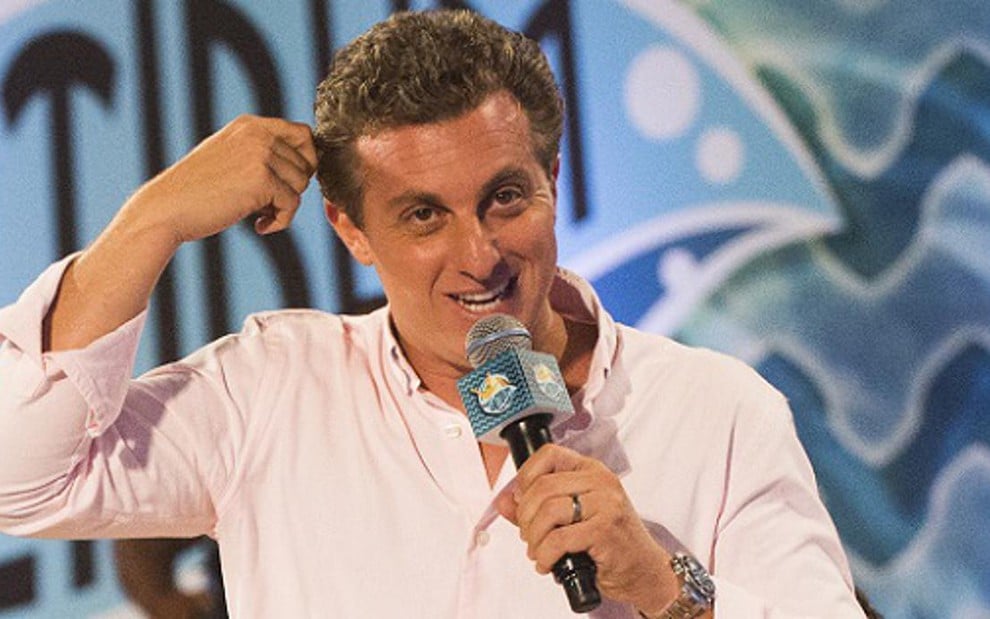 Luciano Huck apresenta Saltibum, de seu programa da Globo; ele rebateu críticas a quadro de namoro - João Miguel Júnior/TV Globo
