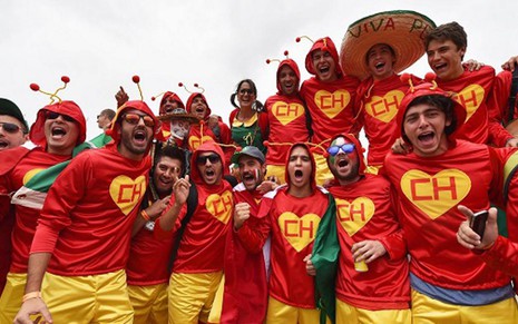 Torcedores mexicanos e brasileiros se vestem como Chapolin antes de jogo da Copa do Mundo - Divulgação/Fifa