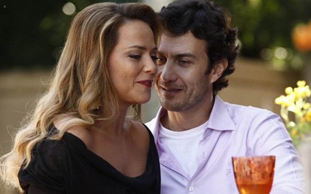 Vivianne Pasmanter (Shirley) e Gabriel Braga Nunes (Laerte) em cena de Em Família, da Globo - Reprodução/TV Globo
