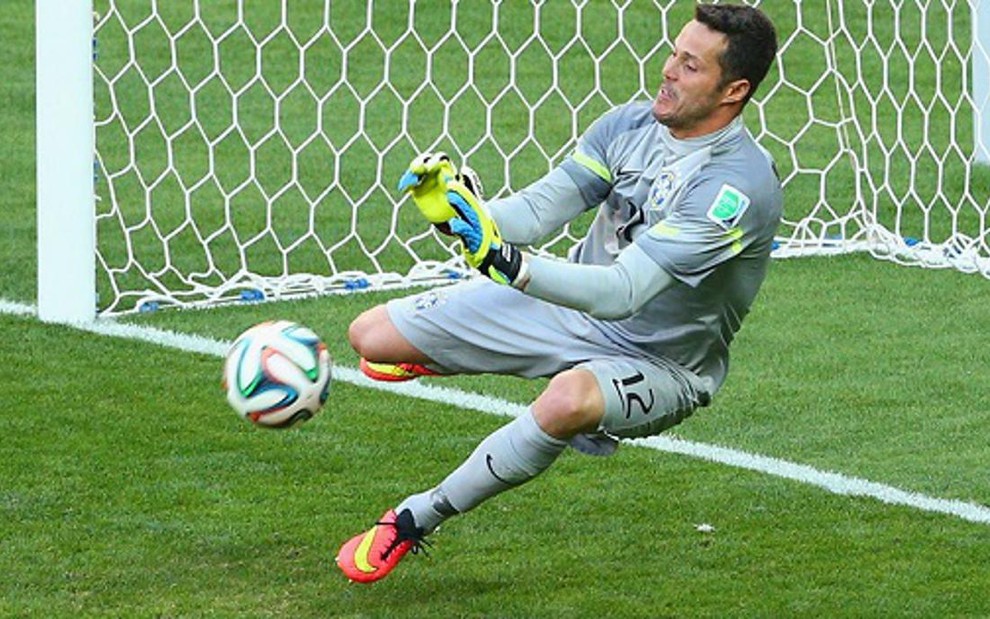 O goleiro brasileiro Júlio César defende pênalti cobrado pelo chileno Pinilla, na vitória do Brasil - 