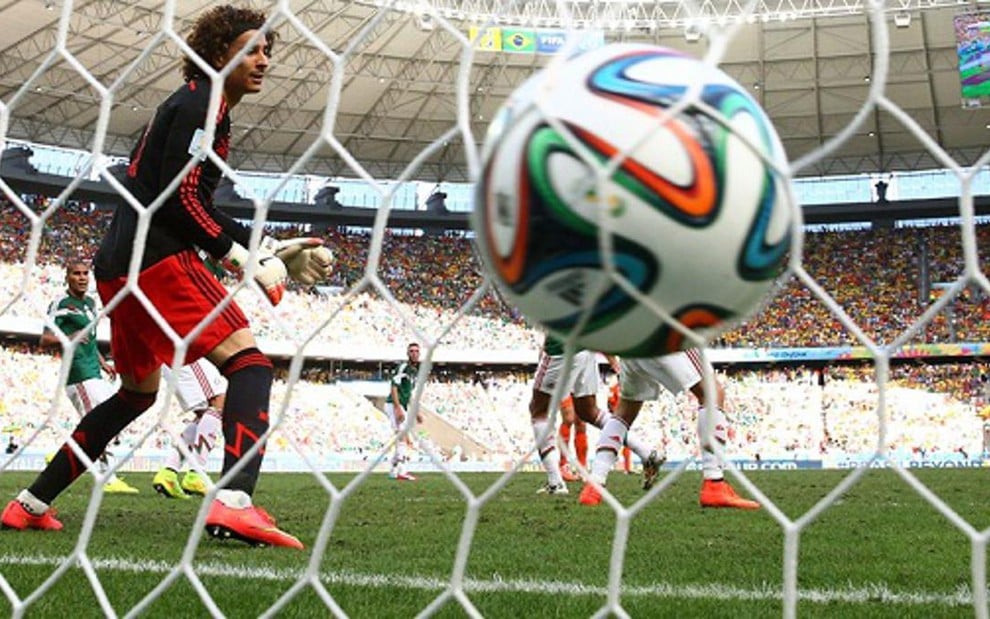 O goleiro do México, Guillermo Ochoa, vê a bola entrar no primeiro gol da Holanda - Divul