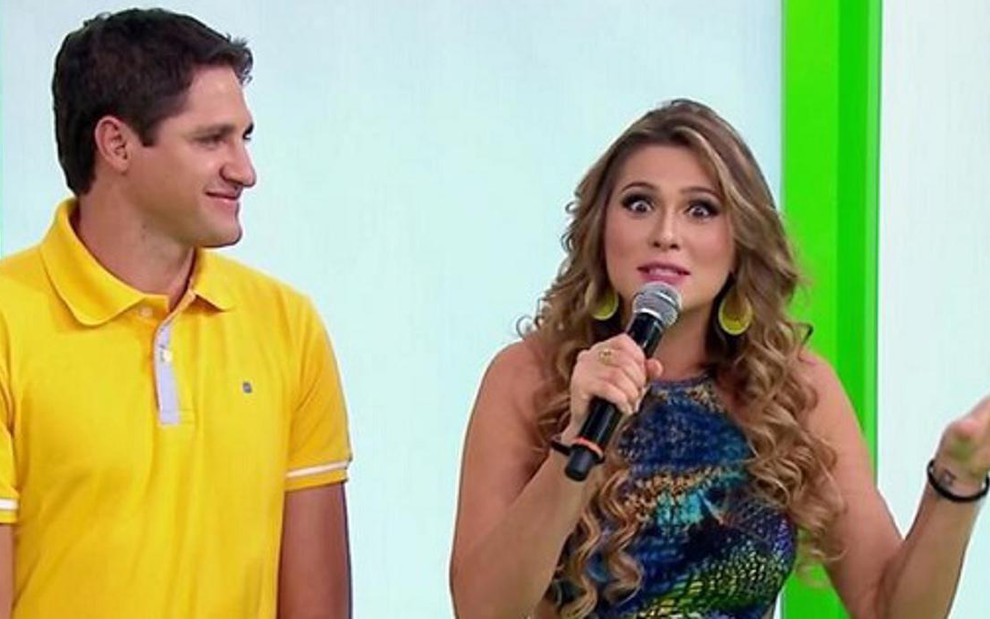 O ex-jogador Edmílson e a apresentadora Lívia Andrade no Arena SBT, exibido ao vivo neste sábado (28) - Reprodução/SBT