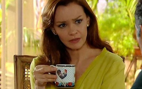 Helena (Julia Lemmertz) usa a caneca com galo em cena com Virgílio (Humberto Martins) na novela - Divulgação/Globo