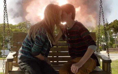 Mackenzie Lintz e Colin Ford se beijam no momento em que um míssil explode em Under The Dome - Divulgação/TV Globo