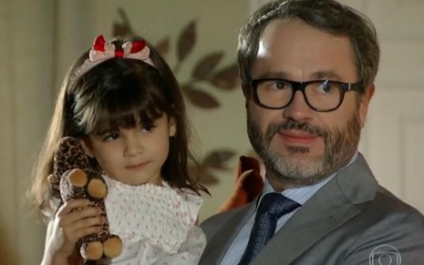 Bruna Faria (Bia) no colo de Leonardo Medeiros (Nando) em cena da novela Em Família, da Globo - Reprodução/TV Globo